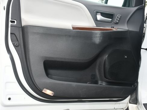 Used 2017 Toyota Sienna Limited Premium image 13