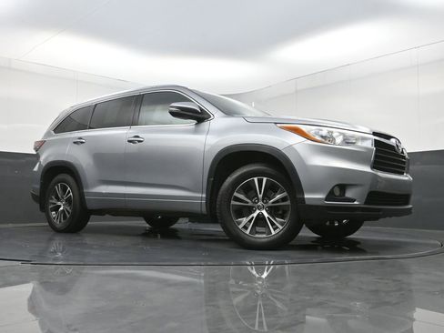 Used 2016 Toyota Highlander XLE AWD/4WD image 24