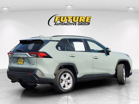 Used 2021 Toyota RAV4 XLE w/ XLE Grade Weather Package FWD image 4