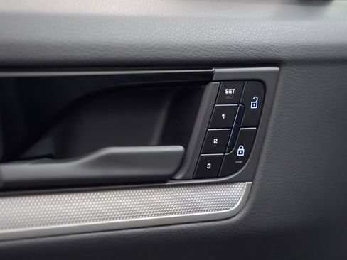 Certified 2025 Porsche Cayenne image 22