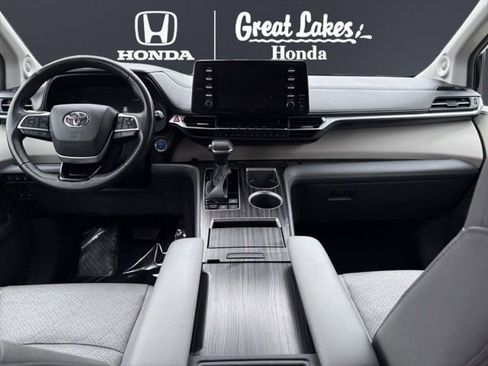 Used 2022 Toyota Sienna Limited image 10