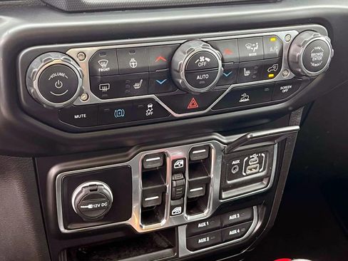 Used 2022 Jeep Wrangler Unlimited Sahara w/ Cold Weather Group image 27