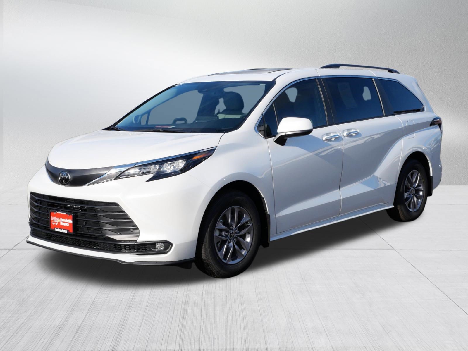 Certified 2026 Toyota Sienna XLE FWD image 3
