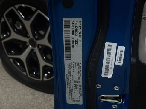 Used 2025 Jeep Compass Limited image 33