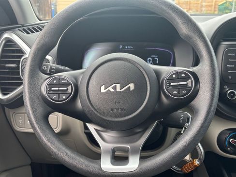 Used 2025 Kia Soul LX w/ LX Technology Package FWD image 24