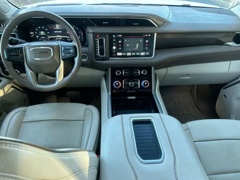 Used 2022 GMC Yukon Denali w/ Denali Premium Package image 18