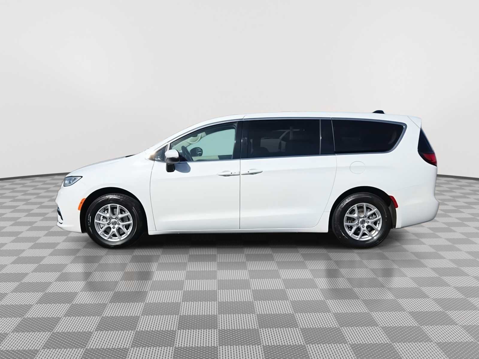 Used 2023 Chrysler Pacifica Touring-L FWD image 5