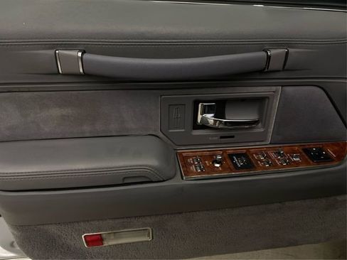 Used 1994 Lincoln Town Car Signature RWD image 24