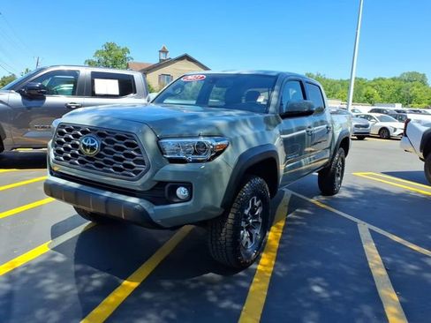 Certified 2023 Toyota Tacoma TRD Off-Road AWD/4WD image 3