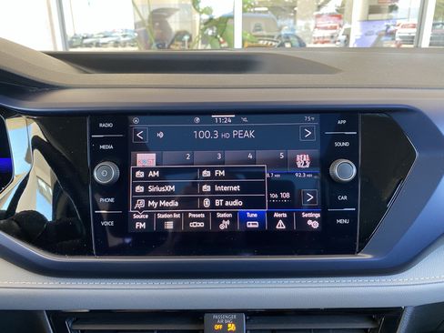 Used 2023 Volkswagen Taos SE w/ Panoramic Sunroof Package FWD image 3