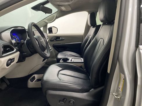 Used 2024 Chrysler Pacifica Touring-L FWD image 13