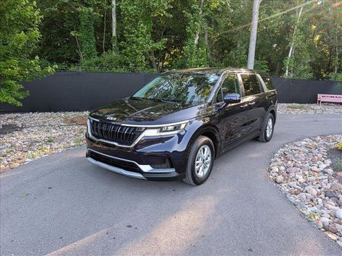 Used 2024 Kia Carnival LX FWD image 1