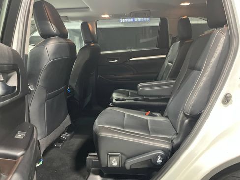 Used 2019 Toyota Highlander XLE AWD/4WD image 36