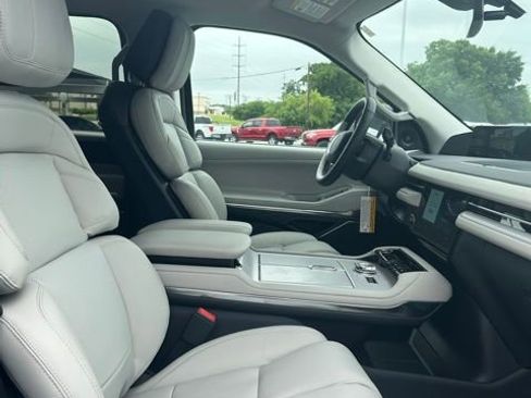 New 2026 Lincoln Navigator Premiere AWD/4WD image 10
