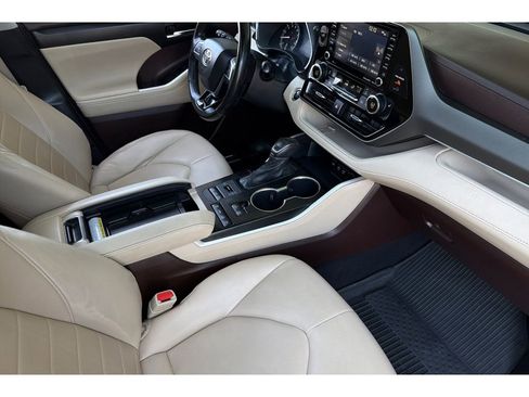 Used 2021 Toyota Highlander XLE AWD/4WD image 19