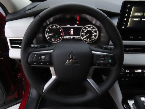 New 2025 Mitsubishi Outlander SE image 14