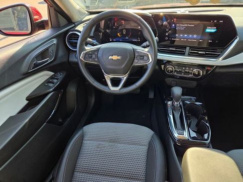 Certified 2025 Chevrolet Trax LT w/ LT Convenience Package FWD image 14