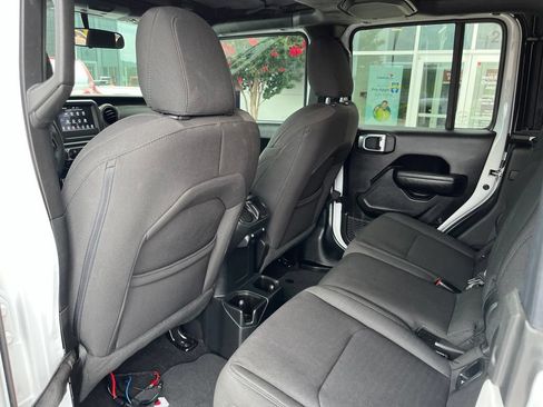 Used 2023 Jeep Gladiator Sport AWD/4WD image 15