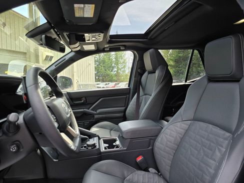 Used 2025 Toyota 4Runner TRD Off-Road Premium image 2