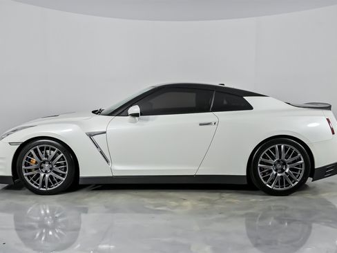 Used 2016 Nissan GT-R Premium image 8