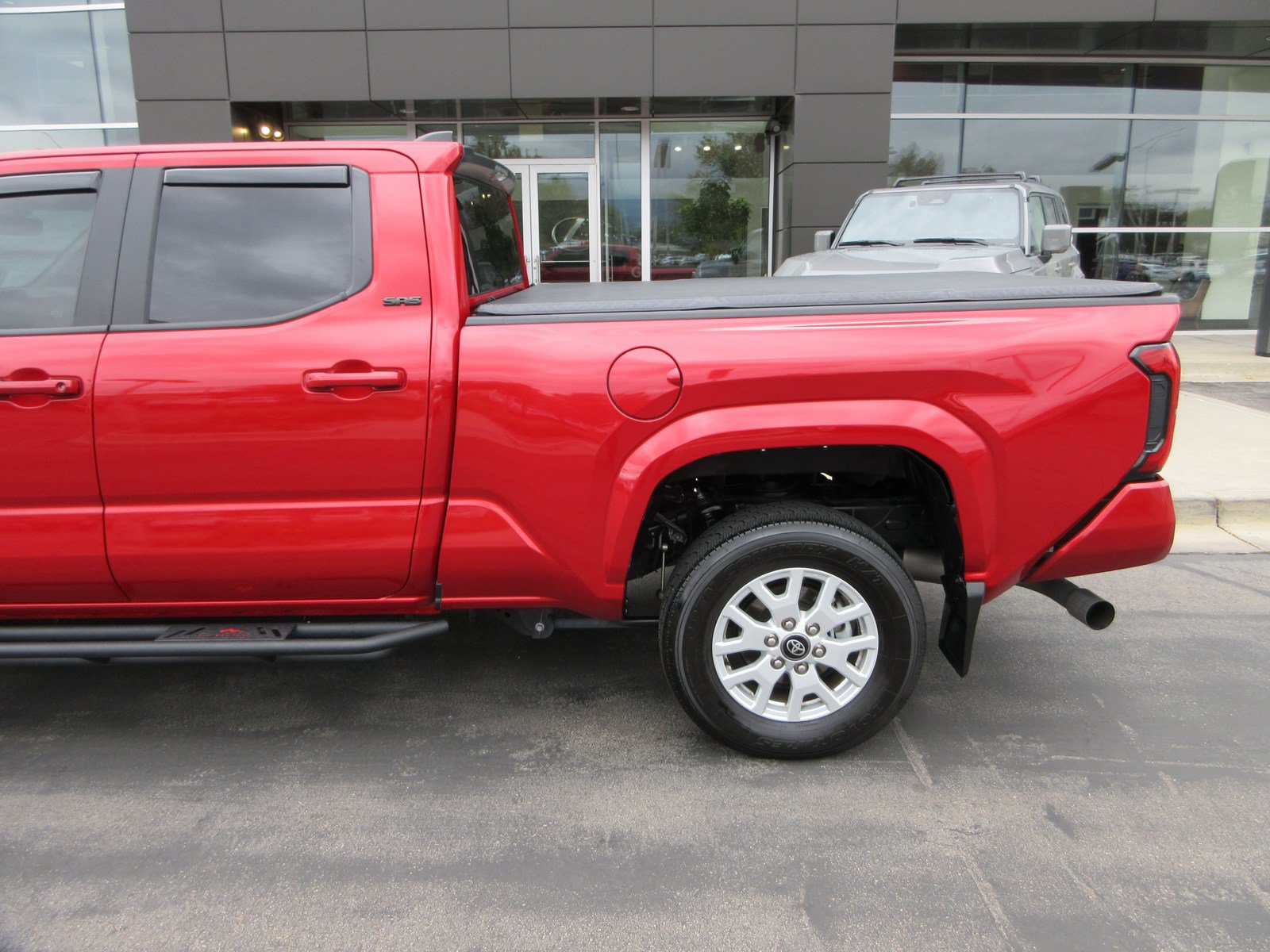 Used 2025 Toyota Tacoma SR5 AWD/4WD image 5