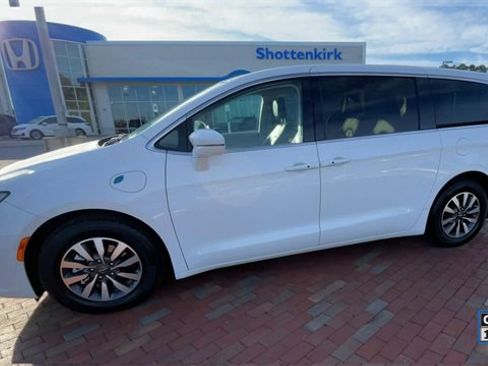 Used 2022 Chrysler Pacifica Touring-L image 6