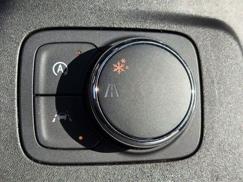 Used 2023 Chevrolet Traverse LT image 20