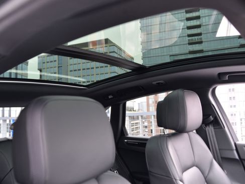 Certified 2025 Porsche Macan image 15