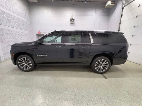 Used 2026 Chevrolet Suburban High Country AWD/4WD image 7