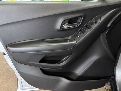 Used 2020 Chevrolet Trax LT w/ LT Convenience Package image 19