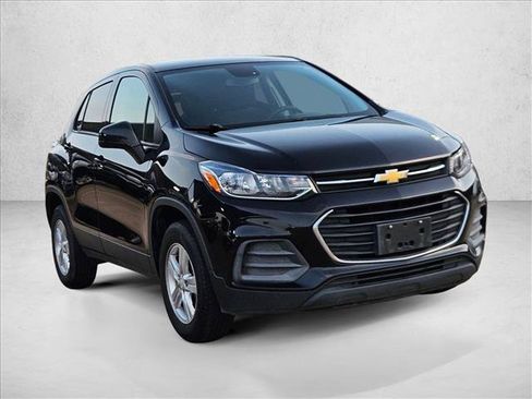 Used 2022 Chevrolet Trax LS w/ Tint and Cruise Package AWD/4WD image 3