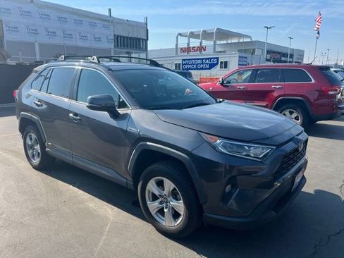 Used 2020 Toyota RAV4 XLE w/ Carpet Mat Package AWD/4WD image 7