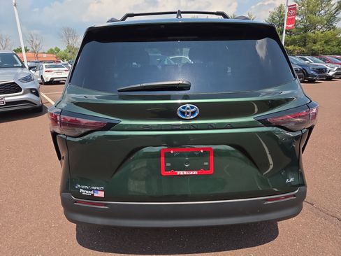 Used 2025 Toyota Sienna LE w/ LE Plus Package AWD/4WD image 4
