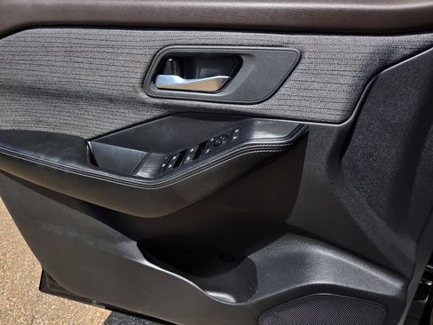 Used 2023 Nissan Rogue SV FWD image 16