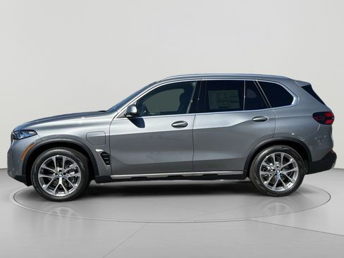 New 2026 BMW X5 xDrive50e w/ Premium Package AWD/4WD image 2