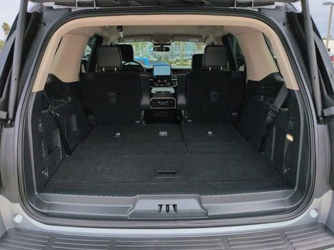 Used 2024 Ford Expedition XLT image 9