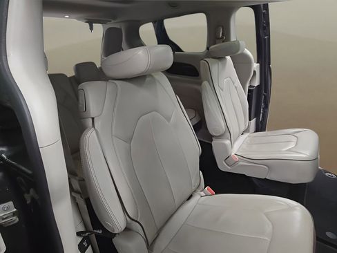 Used 2018 Chrysler Pacifica Limited w/ Tire & Wheel Group FWD image 19