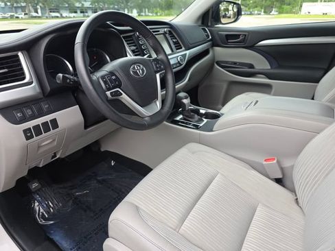 Used 2017 Toyota Highlander Plus FWD image 26