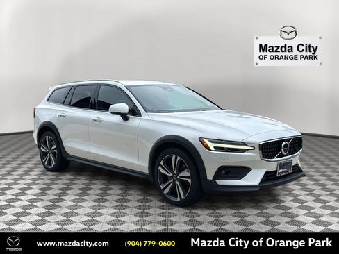 Used 2023 Volvo V60 B5 Cross Country Plus image 1