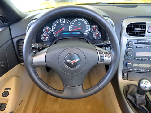 Used 2007 Chevrolet Corvette Coupe w/ Preferred Equipment Group RWD image 18