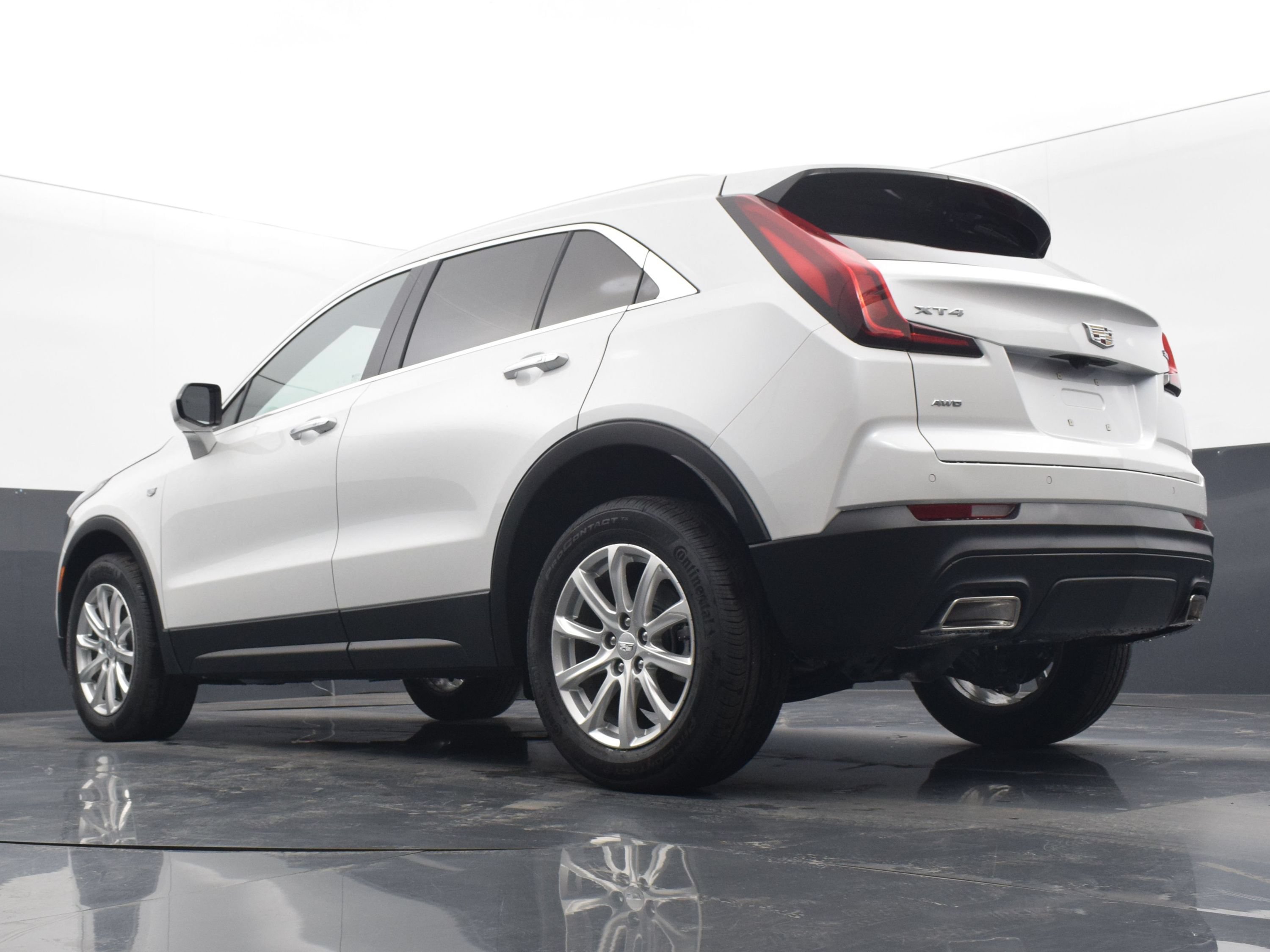 Used 2023 Cadillac XT4 Luxury w/ Cold Weather Package AWD/4WD image 17