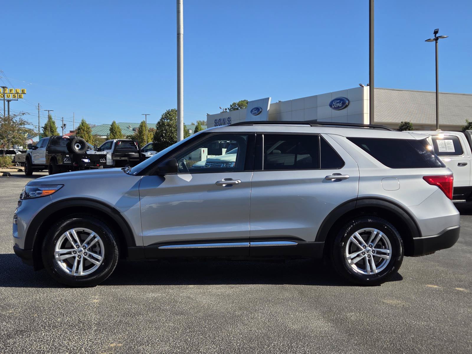 Used 2023 Ford Explorer XLT w/ Equipment Group 202A RWD image 13