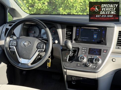 Used 2015 Toyota Sienna LE FWD image 34