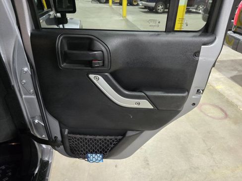 Used 2017 Jeep Wrangler Unlimited Sahara w/ Connectivity Group image 28