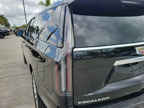 Used 2025 Cadillac Escalade ESV Premium Luxury w/ Touring Package image 10