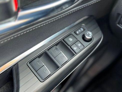 Used 2024 Toyota Venza Limited image 13