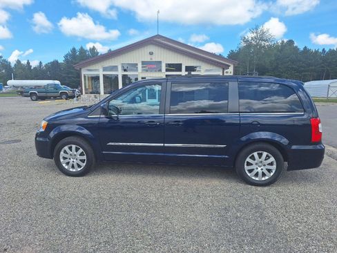 Used 2016 Chrysler Town & Country Touring FWD image 1