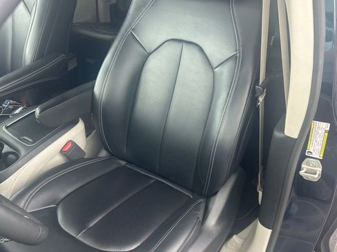 Used 2023 Chrysler Pacifica Touring-L image 5