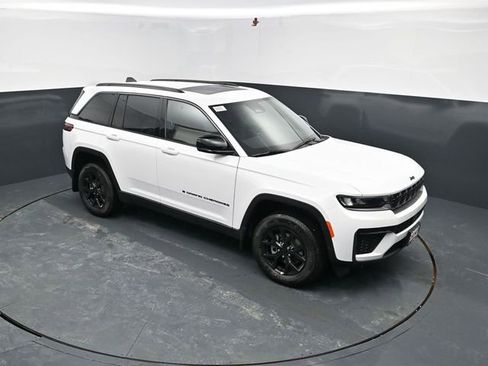 New 2026 Jeep Grand Cherokee Altitude AWD/4WD image 33