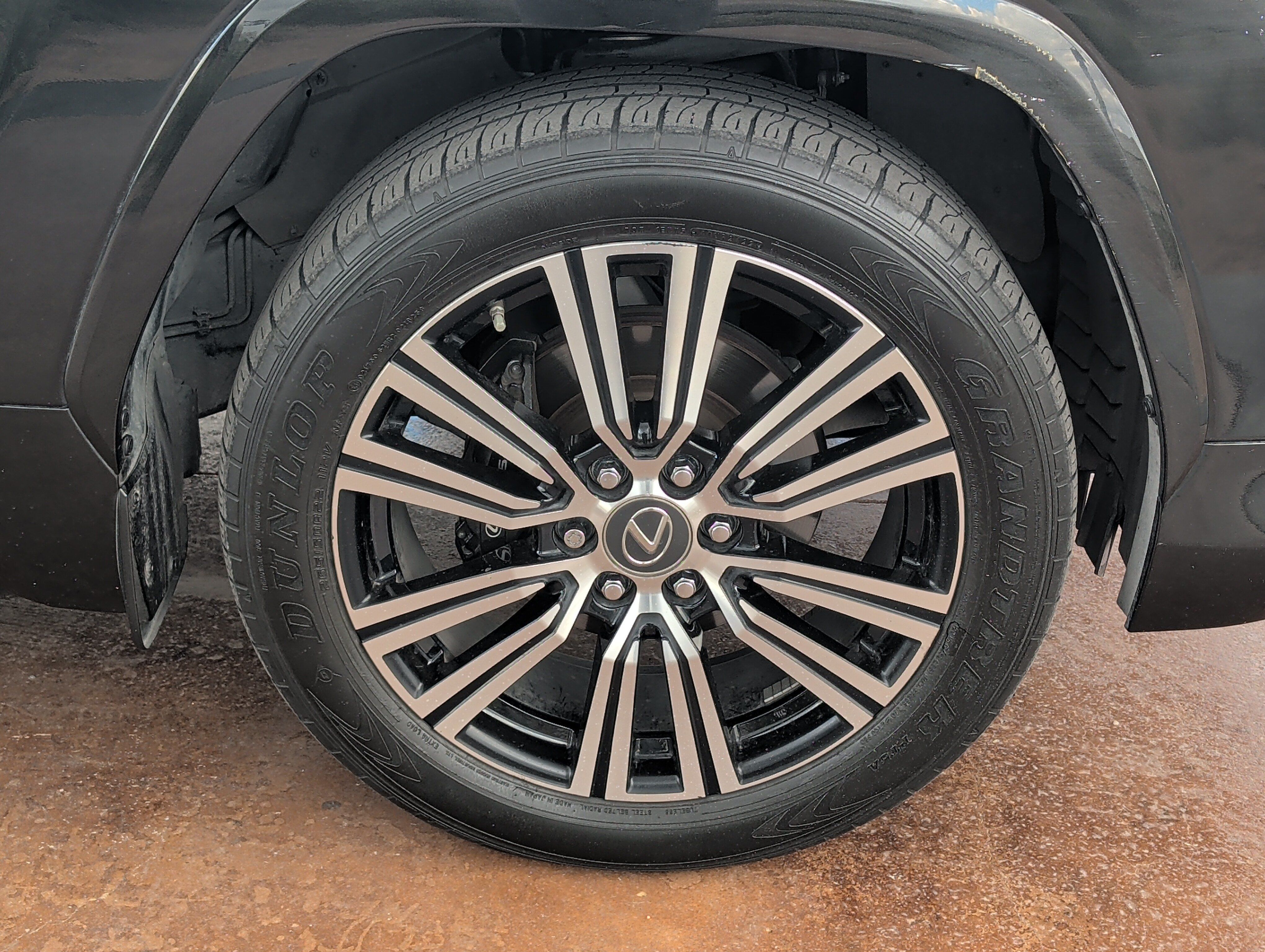 Used 2022 Lexus LX 600 4WD w/ Appearance Package image 7